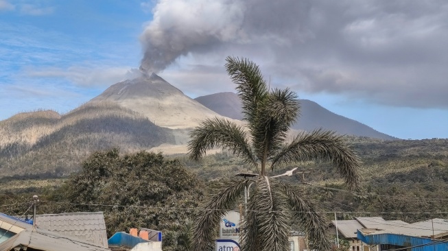 Kolom abu keluar dari kawah saat erupsi Gunung Lewotobi Laki-laki terlihat dari Kabupaten Flores Timur, NTT, Senin (18/8/2025). [ANTARA FOTO/Gregorio J Gilbert/app/YU]