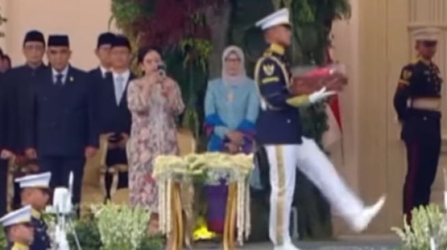 Viral! Sikap Puan Maharani Main HP di Momen Sakral HUT RI Banjir Kecaman Netizen