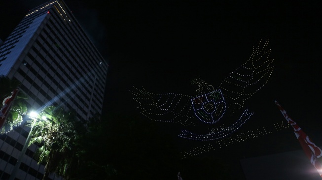 Atraksi formasi drone di Bundaran Hotel Indonesia, Jakarta, Minggu (17/8/2025). [ANTARA FOTO/Asprilla Dwi Adha/rwa]