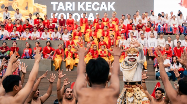 Panggung InJourney Pesta Rakyat di Sarinah menampilkan beragam kekayaan budaya Nusantara, lebih dari 400 penari membawakan pertunjukan kolosal (Dok: InJourney)