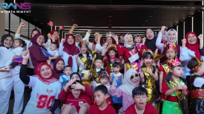 Fashion show 17-an Andara pakai anak-anak pakai kostum rancangan Sus Rini. [YouTube/Rans Entertainment]