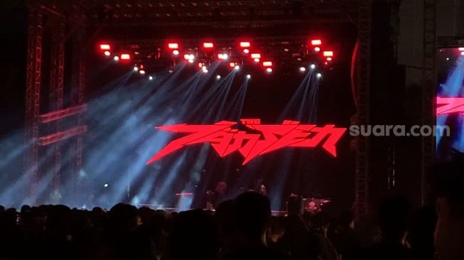 Momen The Jansen suarakan keresahan lewat visual panggung di konser perayaan 30 tahun Superman is Dead di Ex Hanggar Pancoran, Jakarta, Minggu, 17 Agustus 2025. [Suara.com/Adiyoga Priyambodo]