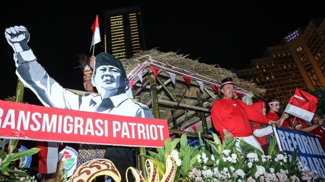 Menteri ATR/Kepala BPN Nusron Wahid (ketiga kanan) mengikuti Karnaval HUT ke-80 Kemerdekaan RI di Bundaran Hotel Indonesia, Jakarta, Minggu (17/8/2025). [ANTARA FOTO/Asprilla Dwi Adha/rwa]