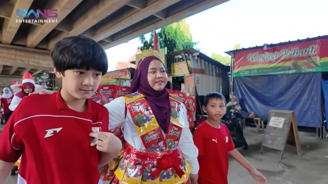 Anak kedua Mpok Alpa bersama keluarga besar Raffi Ahmad (YouTube/Rans Entertainment)