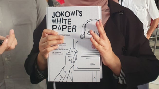 Bentuk buku Jokowi's White Paper yang ditulis Roy Suryo Cs saat soft launching di UC UGM, Senin (18/8/2025). [Hiskia/Suarajogja]