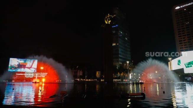 Warga menyaksikan pertunjukan water screen di Bundaran HI, Jakarta, Senin (18/8/2025). [Suara.com/Alfian Winanto]