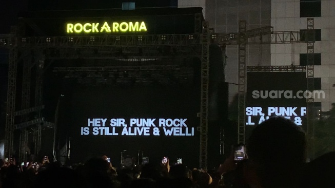 Potret suasana konser perayaan 30 tahun Superman Is Dead (SID) di Ex Hanggar Pancoran, Jakarta, Minggu, 17 Agustus 2025. [Suara.com/Adiyoga Priyambodo]