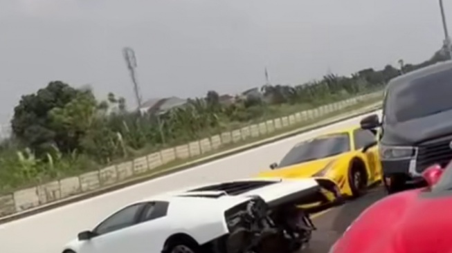Lamborghini Ringsek Usai Konvoi 'Kebut-kebutan', Warganet: Orang Kaya Lagi Rayakan Kemerdekaan