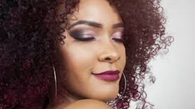 3 Warna Lipstik Terbaik untuk Usia 40-an, Bikin Wanita Makin Elegan dan Segar!
