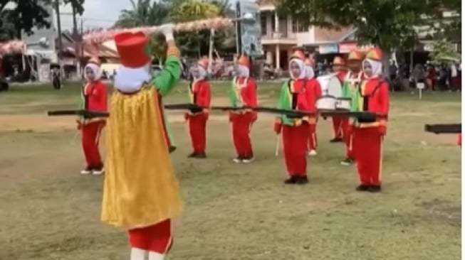 Air Mata di HUT RI: Aksi Drumband MTsN 7 Muaro Jambi Dihentikan Paksa Demi Kejutan Ultah Istri Camat