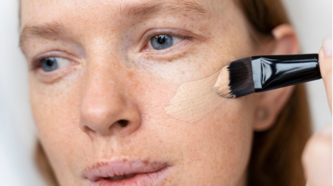 8 Cara Pakai Alas Bedak agar Flawless Tidak Cakey, Ikuti Langkah Ini