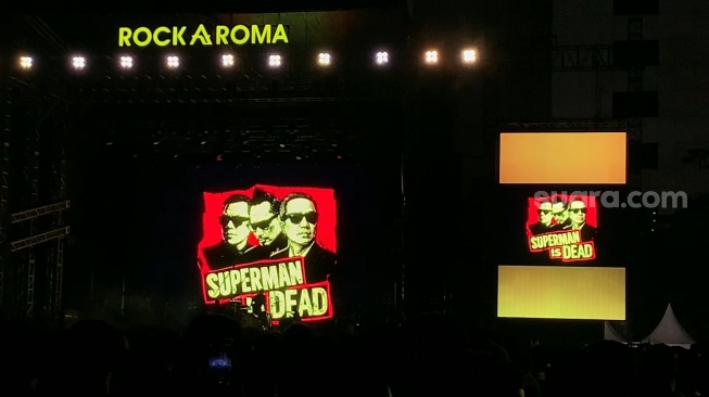 Potret suasana konser perayaan 30 tahun Superman Is Dead (SID) di Ex Hanggar Pancoran, Jakarta, Minggu, 17 Agustus 2025. [Suara.com/Adiyoga Priyambodo]