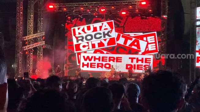 Konser 30 Tahun SID Jadi Zona Punk Ramah Anak: Suami Moshing, Istri Jaga Buah Hati