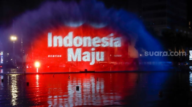 Warga menyaksikan pertunjukan water screen di Bundaran HI, Jakarta, Senin (18/8/2025). [Suara.com/Alfian Winanto]