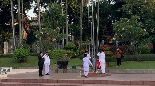 Boris Bokir hingga Danilla Jadi Petugas Upacara Penurunan Bendera, Wujudkan Impian Terakhir Gustiwiw. [Instagram]