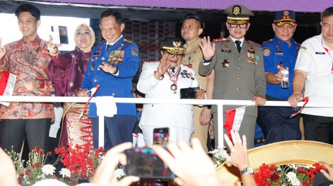 Menteri Dalam Negeri (Mendagri) Muhammad Tito Karnavian didampingi Ketua Umum (Ketum) Tim Penggerak Pemberdayaan dan Kesejahteraan Keluarga (TP PKK) Tri Tito Karnavian, bersama Wakil Mendagri (Wamendagri) Ribka Haluk, Wamendagri Bima Arya Sugiarto, serta jajaran pejabat pimpinan tinggi madya Kemendagri di kendaraan karnaval (Dok: Puspen Kemendagri)