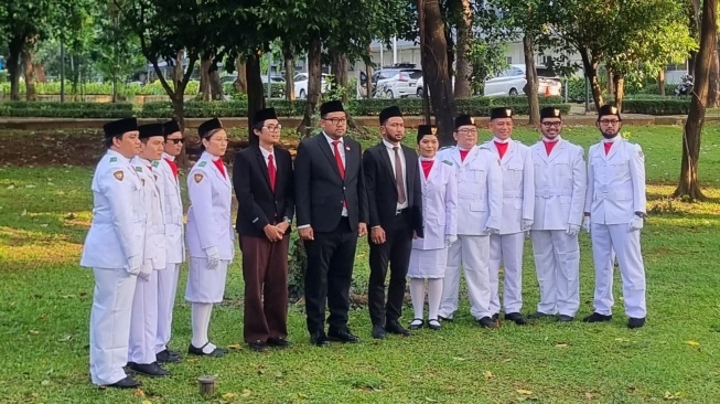 Boris Bokir hingga Danilla Jadi Petugas Upacara Penurunan Bendera, Wujudkan Impian Terakhir Gustiwiw