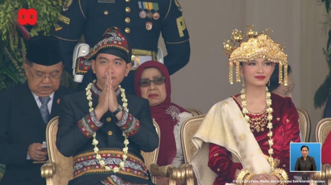 Wakil Presiden Gibran Rakabuming Raka dan istri Selvi Ananda dengan kalung ronce melati. [Biro Press Sekretariat Presiden]