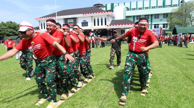 HUT RI ke-80, Tawa Pecah Usai Pangdam I/BB Takluk di Lomba Bakiak Lawan Prajuritnya