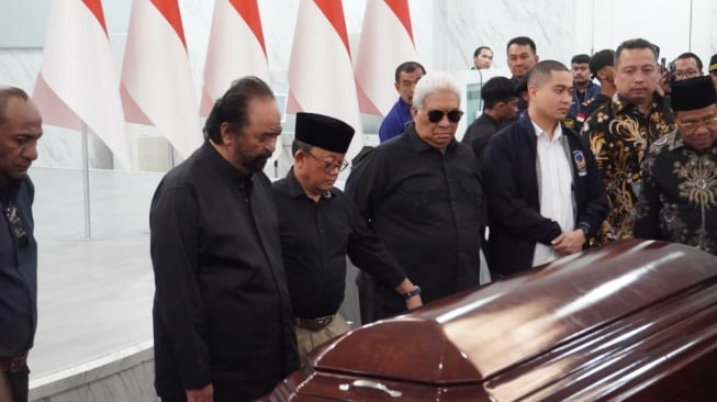 IGK Manila Wafat, Surya Paloh Tak Kuasa Tutupi Kesedihan: NasDem Kehilangan Sosok Mentor dan Sahabat