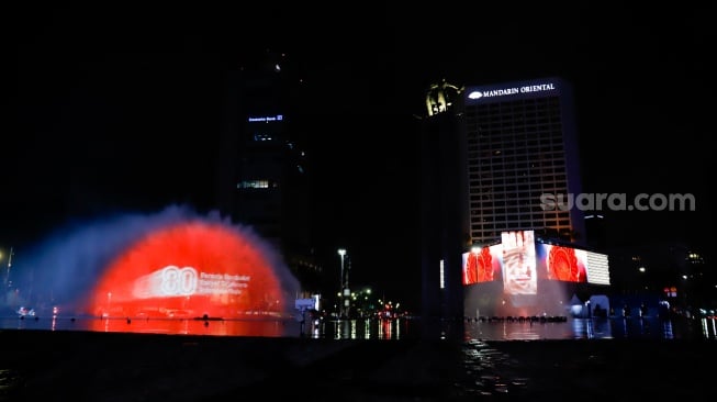 Warga menyaksikan pertunjukan water screen di Bundaran HI, Jakarta, Senin (18/8/2025). [Suara.com/Alfian Winanto]