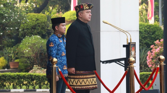Sekretaris Jenderal (Sekjen) Kemendagri Tomsi Tohir bertindak sebagai inspektur upacara dalam Upacara HUT ke-80 RI di Plaza Gedung A, Kantor Pusat Kemendagri (Dok: Puspen Kemendagri)
