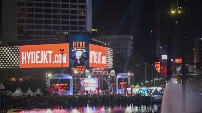Sejumlah warga menyaksikan pertunjukan musik saat pawai Karnaval HUT ke-80 RI di Jalan MH Thamrin, Jakarta, Minggu (17/8/2025). [ANTARA FOTO/Fauzan/rwa]