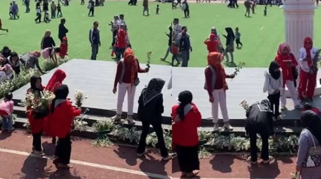 Bikin Geleng-geleng, Kelakuan Emak-emak 'Jarah' Bunga Istana Seusai Upacara