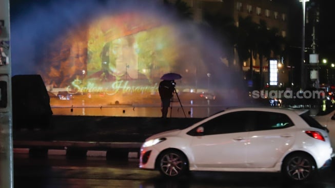 Warga menyaksikan pertunjukan water screen di Bundaran HI, Jakarta, Senin (18/8/2025). [Suara.com/Alfian Winanto]