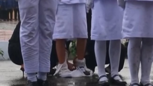 Sat Set! Aksi Sigap Protokol Gunting Stoking Paskibraka yang Melorot di Tengah Upacara