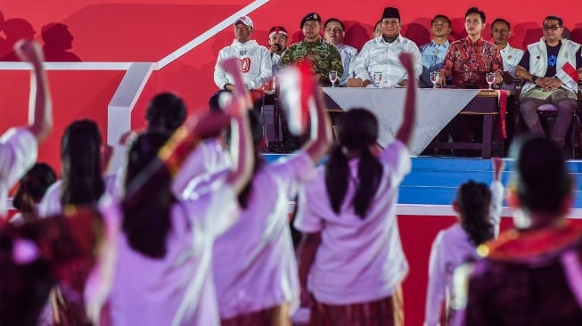 Presiden Prabowo Subianto (tengah) didampingi Wakil Presiden Gibran Rakabuming Raka (kedua kanan), Panglima TNI Jenderal TNI Agus Subiyanto (kedua kiri), Menteri Sekretaris Negara Prasetyo Hadi (kiri), Menteri Ekonomi Kreatif Teuku Riefky Harsya (kanan) menyaksikan Pesta Rakyat dan Karnaval Kemerdekaan di kawasan Monas, Jakarta, Minggu (17/8/2025). [ANTARA FOTO/Galih Pradipta/rwa]
