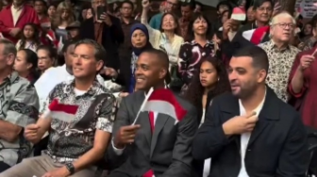 Viral! Ekspresi Patrick Kluivert Saat Kibarkan Bendera Merah Putih di HUT RI-80, STY Bisa Kaya Gitu?