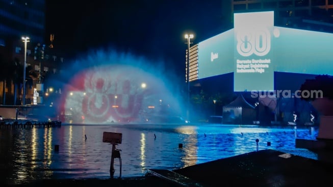 Warga menyaksikan pertunjukan water screen di Bundaran HI, Jakarta, Senin (18/8/2025). [Suara.com/Alfian Winanto]