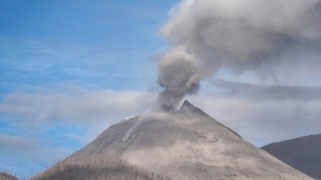 Kolom abu keluar dari kawah saat erupsi Gunung Lewotobi Laki-laki terlihat dari Kabupaten Flores Timur, NTT, Senin (18/8/2025). [ANTARA FOTO/Gregorio J Gilbert/app/YU]
