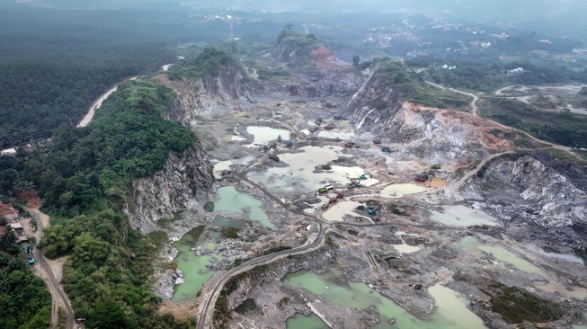 Foto udara pekerja menggunakan alat berat menambang batu di Parung Panjang, Kabupaten Bogor, Jawa Barat, Selasa (19/8/2025). [ANTARA FOTO/Putra M. Akbar/foc]