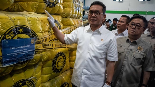 Menteri Perdagangan Budi Santoso (kiri) bersama anggota Komisi VI DPR Darmadi Durianto (kanan) menunjukkan barang bukti pakaian bekas saat ekspose hasil pengawasan barang impor tidak sesuai ketentuan di Bojongsoang, Kabupaten Bandung, Jawa Barat, Selasa (19/8/2025). [ANTARA FOTO/Abdan Syakura/rwa]