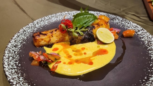 Rahang Tuna dan Ikan Asap: Dua Hidangan Ikonik yang Lahir dari Kolaborasi Chef Juna & Arcad (Suara.com/Dinda)