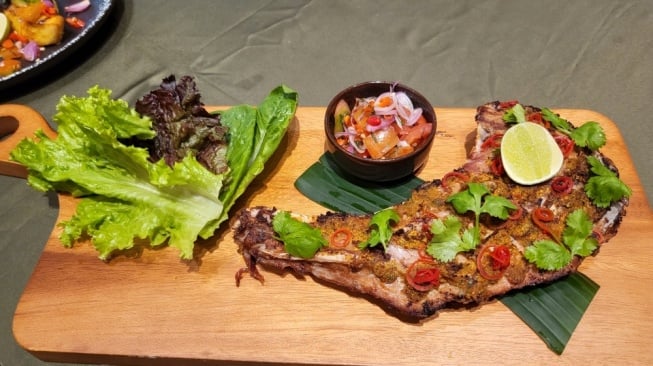 Rahang Tuna dan Ikan Asap: Dua Hidangan Ikonik yang Lahir dari Kolaborasi Chef Juna & Arcad (Suara.com/Dinda)