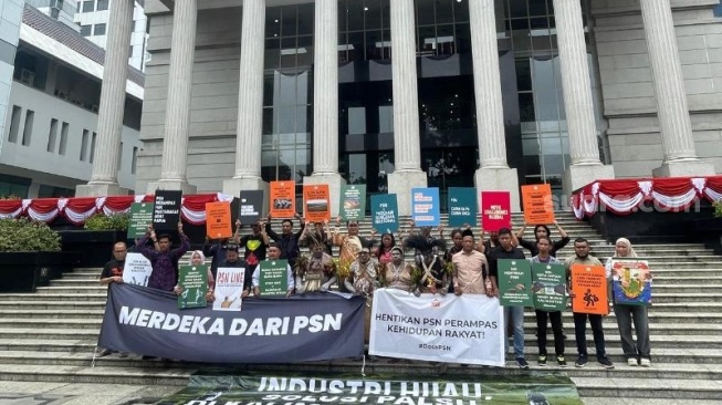Masyarakat adat dari Merauke, Papua Selatan menggelar ritual berdoa bersama di depan gedung Mahkamah Konstitusi (MK), Jakarta pada Selasa (19/8/2025). (Suara.com/Yaumal)