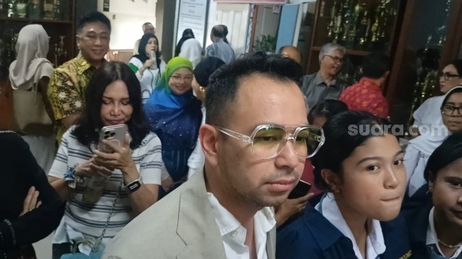 Raffi Ahmad saat nostalgia di SMAN 3 Jakarta, kawasan Setiabudi, Jakarta Pusat pada Selasa, 19 Agustus 2025 [Suara.com/Rena Pangesti]