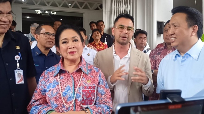 Titiek Soeharto, Raffi Ahmad dan Boy Thohir di SMAN 3 Jakarta kawasan Setiabudi, Jakarta Pusat pada Selasa, 19 Agustus 2025. [Suara.com/Rena Pangesti]