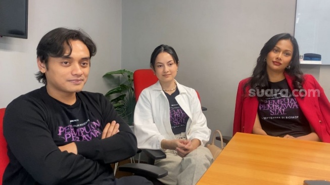Clara Bernadeth, Aurra Kharishma, dan Banyu Bening, pemain film Perempuan Pembawa Sial saat berkunjung ke kantor Suara.com di kawasan Kuningan, Jakarta Selatan pada Selasa, 19 Agustus 2025. [Suara.com/Tiara Rosana]