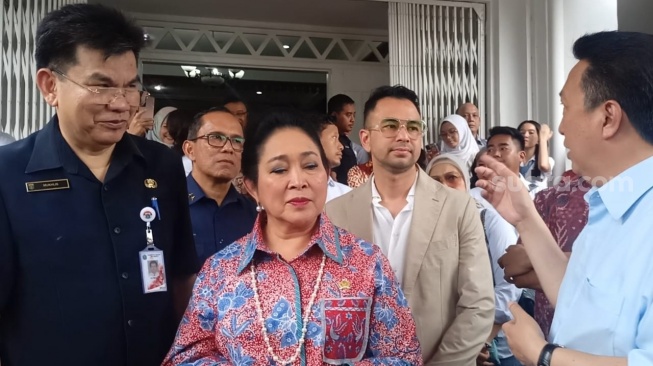 Titiek Soeharto, Raffi Ahmad dan Boy Thohir di SMAN 3 Jakarta kawasan Setiabudi, Jakarta Pusat pada Selasa, 19 Agustus 2025. [Suara.com/Rena Pangesti]