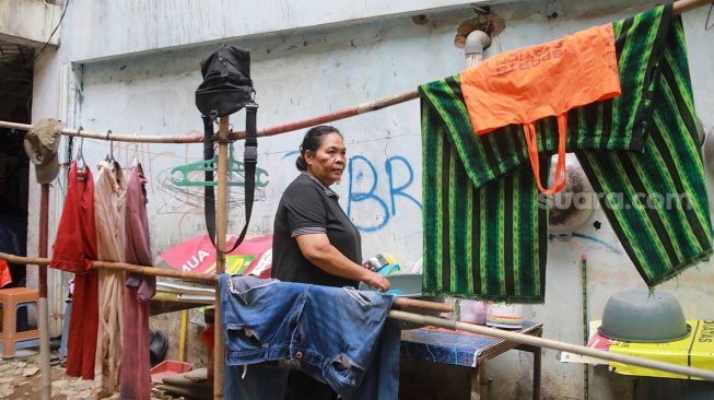 Warga beraktivitas di Rumah Susun (Rusun) Bidara Cina, Jakarta, Selasa (19/8/2025). [Suara.com/Alfian Winanto]