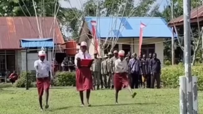 Potret Nasionalisme dari Pedalaman Papua: Paskibra Bertelanjang Kaki dan Sindiran Keras untuk DPR
