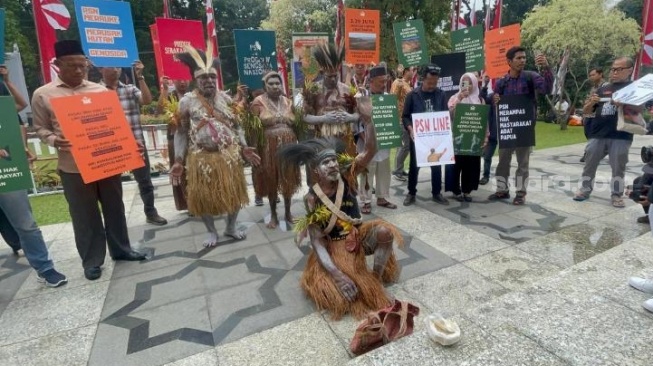 Berlumur Lumpur PSN, Masyarakat Adat Merauke Gelar Ritual di MK: Tolak Proyek Strategis Nasional!