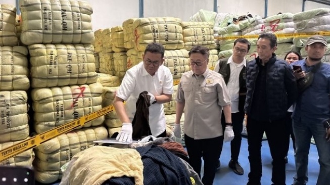 Terbongkar! Jaringan Pakaian Bekas Ilegal Ratusan Miliar di Jawa Barat