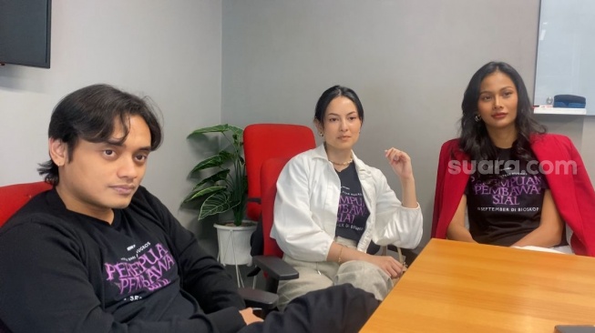 Clara Bernadeth, Aurra Kharishma, dan Banyu Bening, pemain film Perempuan Pembawa Sial saat berkunjung ke kantor Suara.com di kawasan Kuningan, Jakarta Selatan pada Selasa, 19 Agustus 2025. [Suara.com/Tiara Rosana]