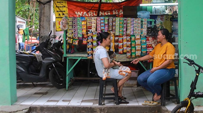Warga beraktivitas di Rumah Susun (Rusun) Bidara Cina, Jakarta, Selasa (19/8/2025). [Suara.com/Alfian Winanto]