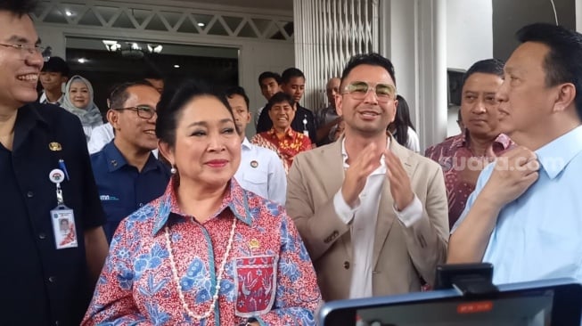 Titiek Soeharto, Raffi Ahmad dan Boy Thohir di SMAN 3 Jakarta kawasan Setiabudi, Jakarta Pusat pada Selasa, 19 Agustus 2025 [Suara.com/Rena Pangesti]